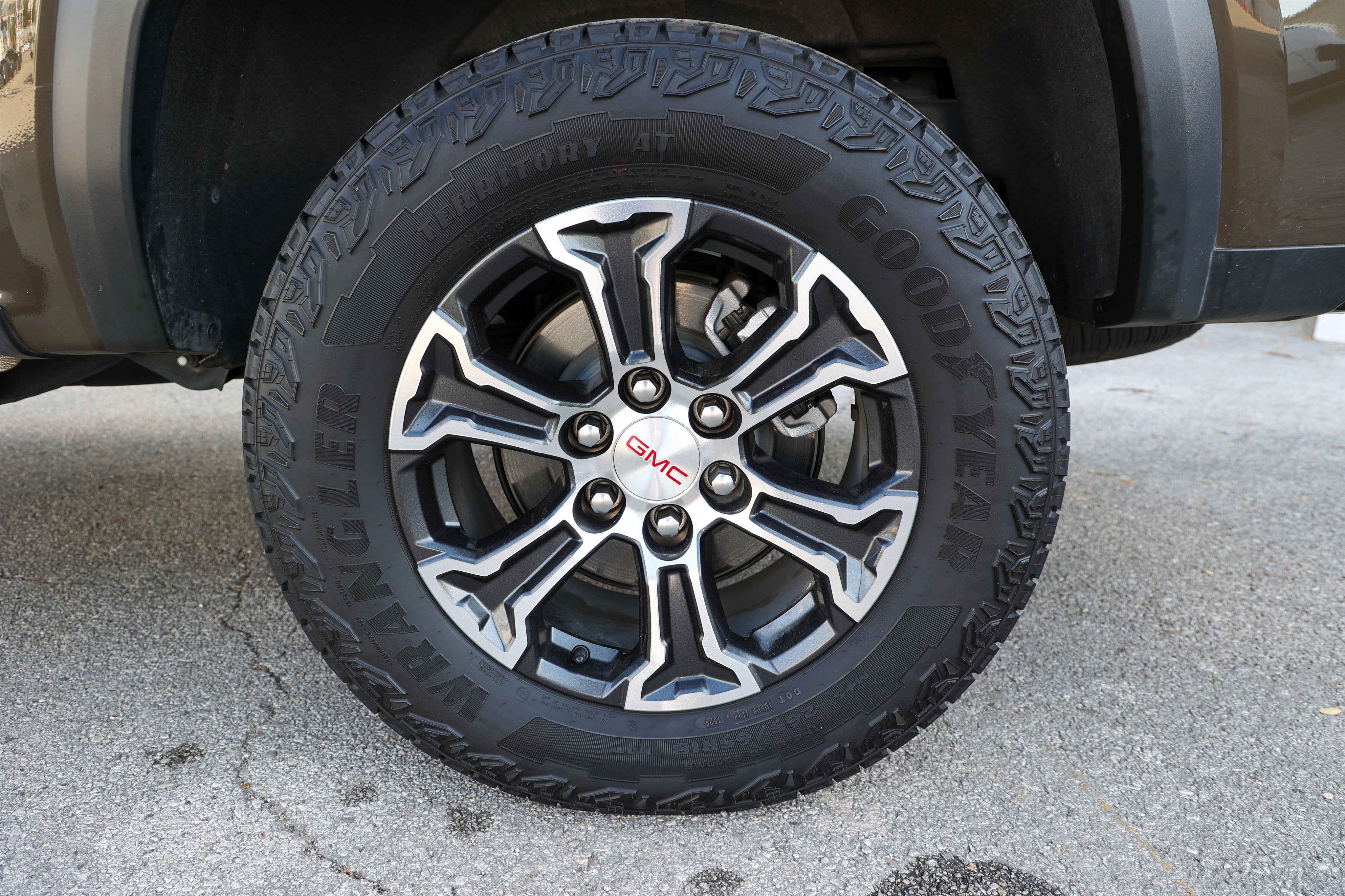 2025 GMC Canyon 4WD AT4