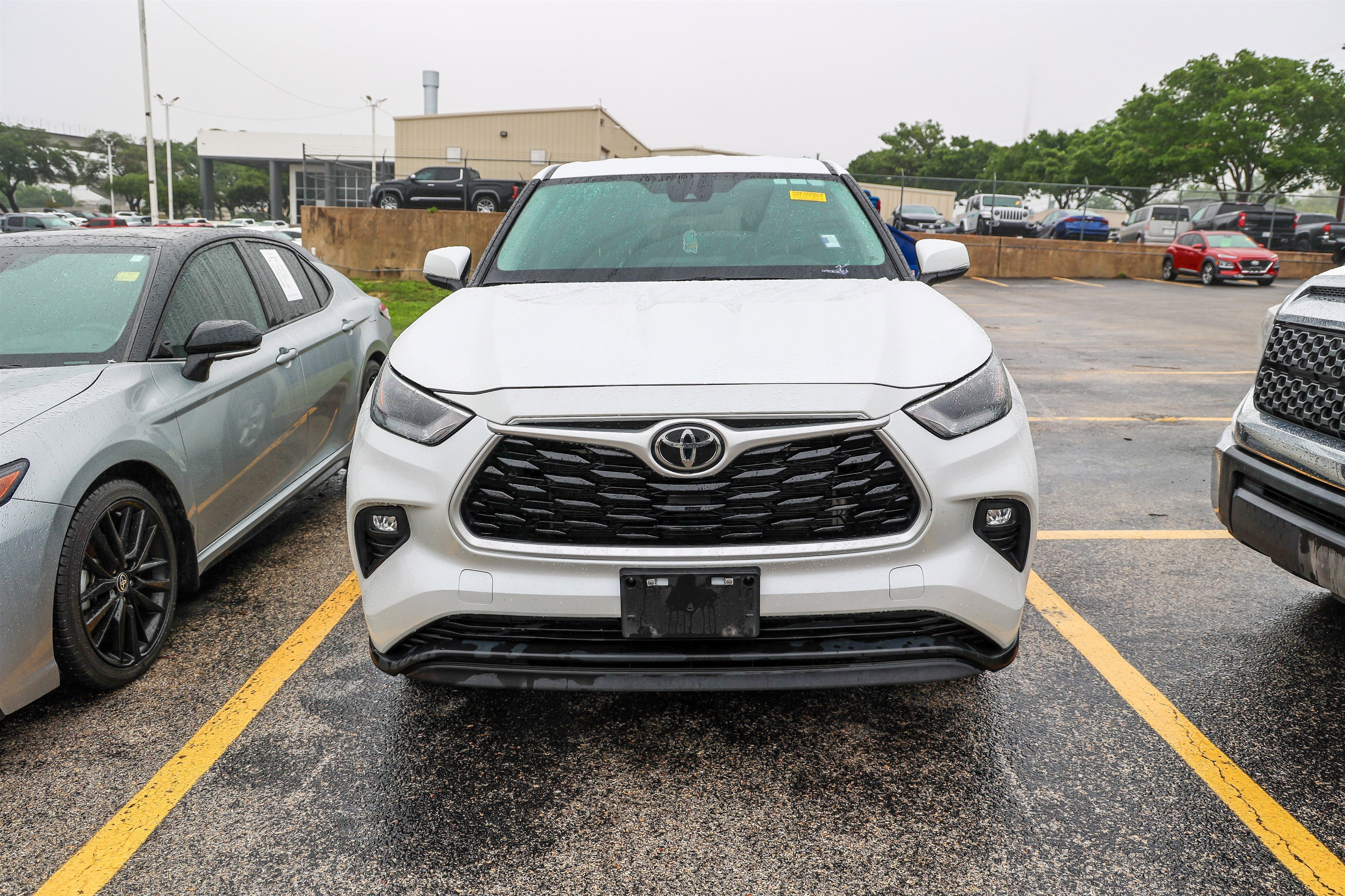 2024 Toyota HIGHLANDER LE