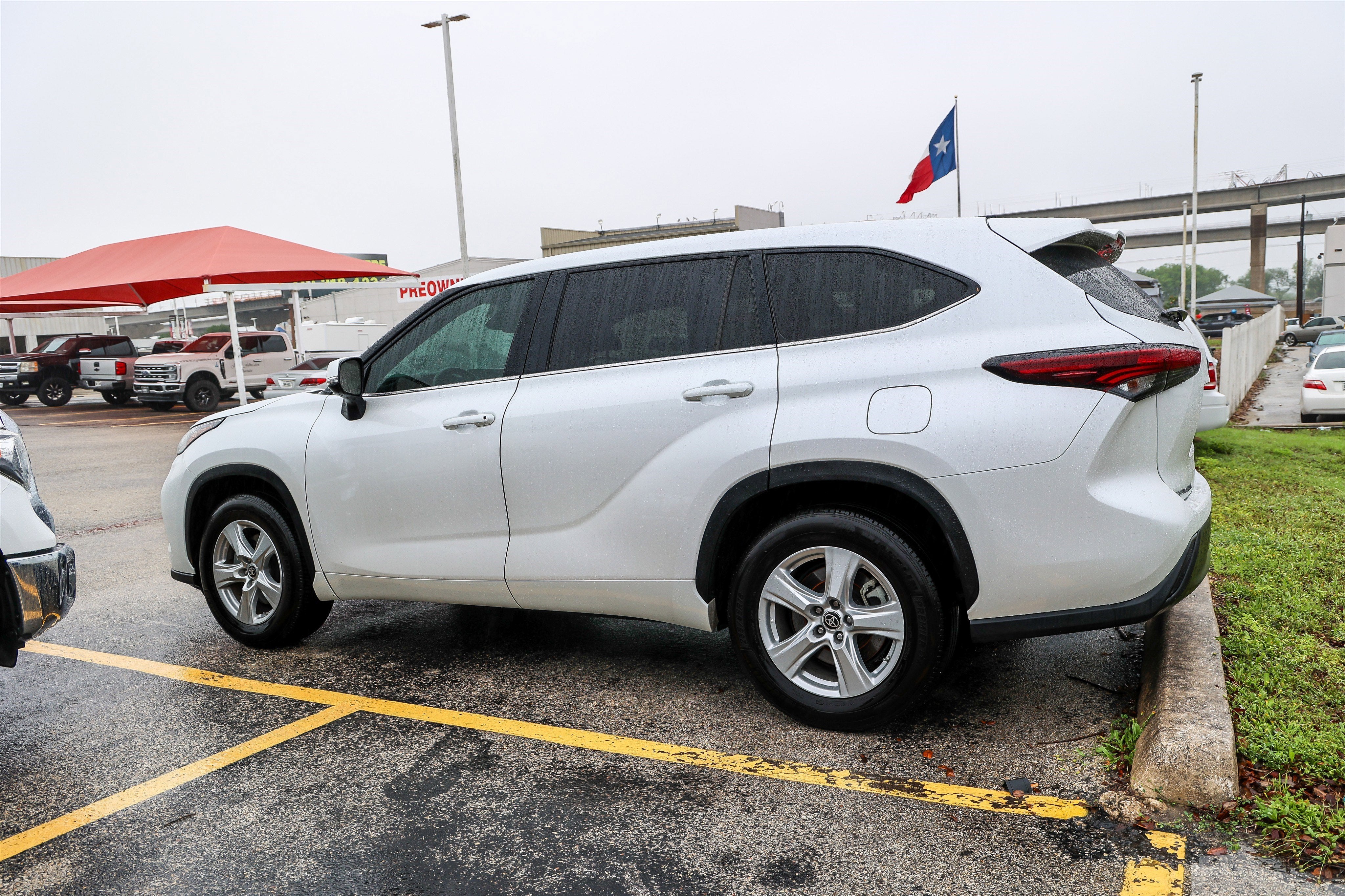 2024 Toyota HIGHLANDER LE