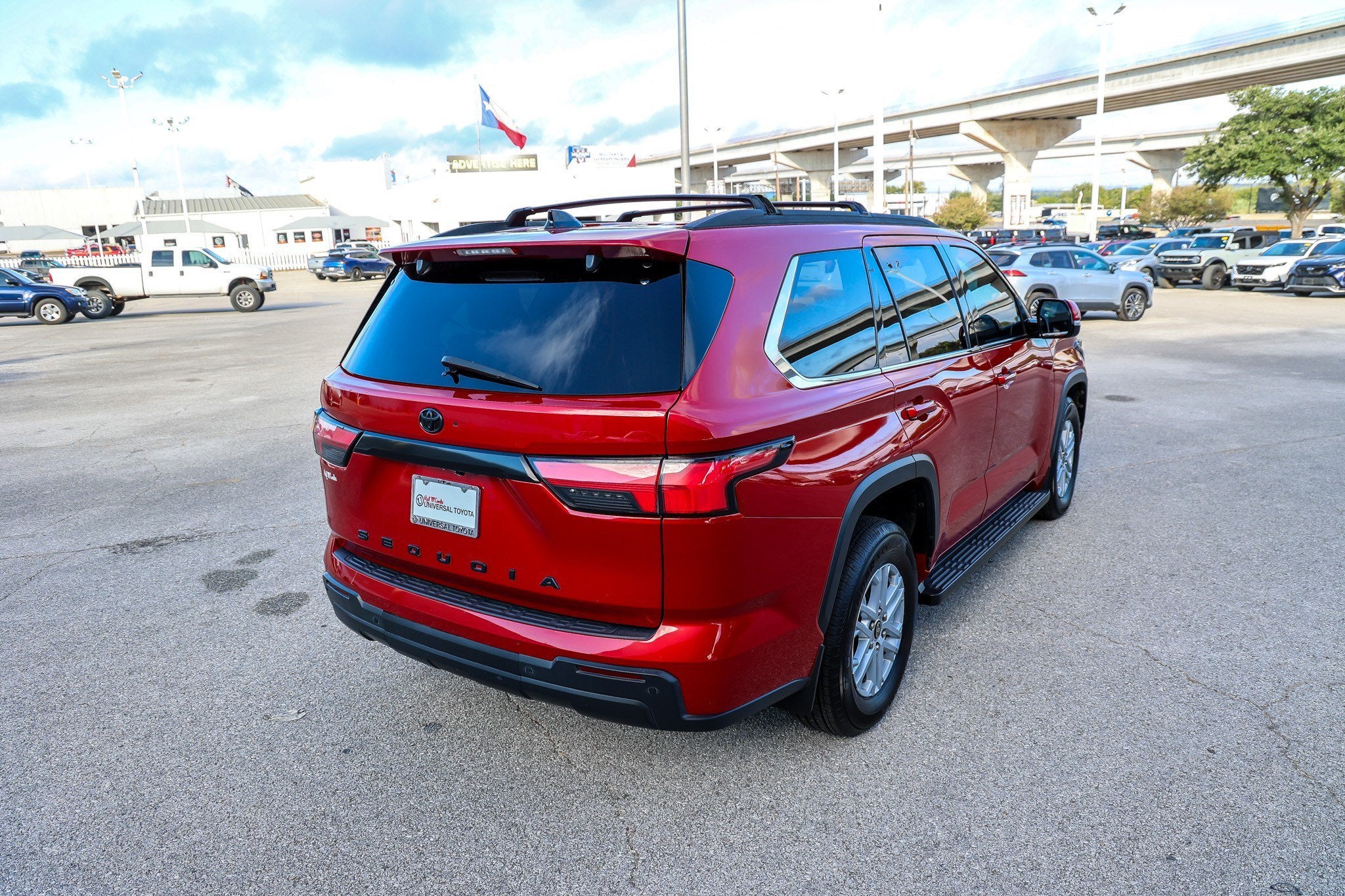 2023 Toyota Sequoia SR5 - Photo 6
