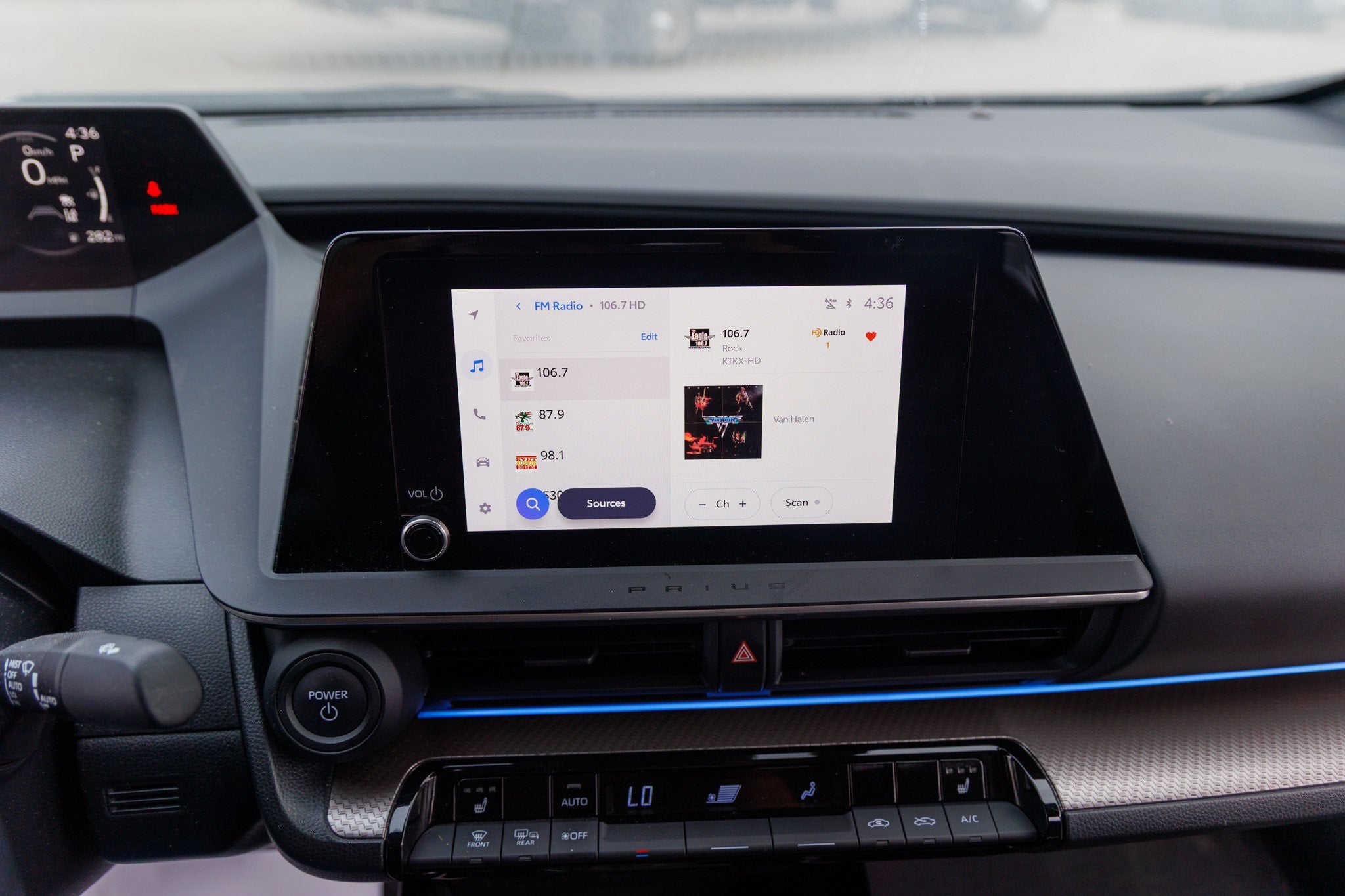 2024 Toyota PRIUS XLE