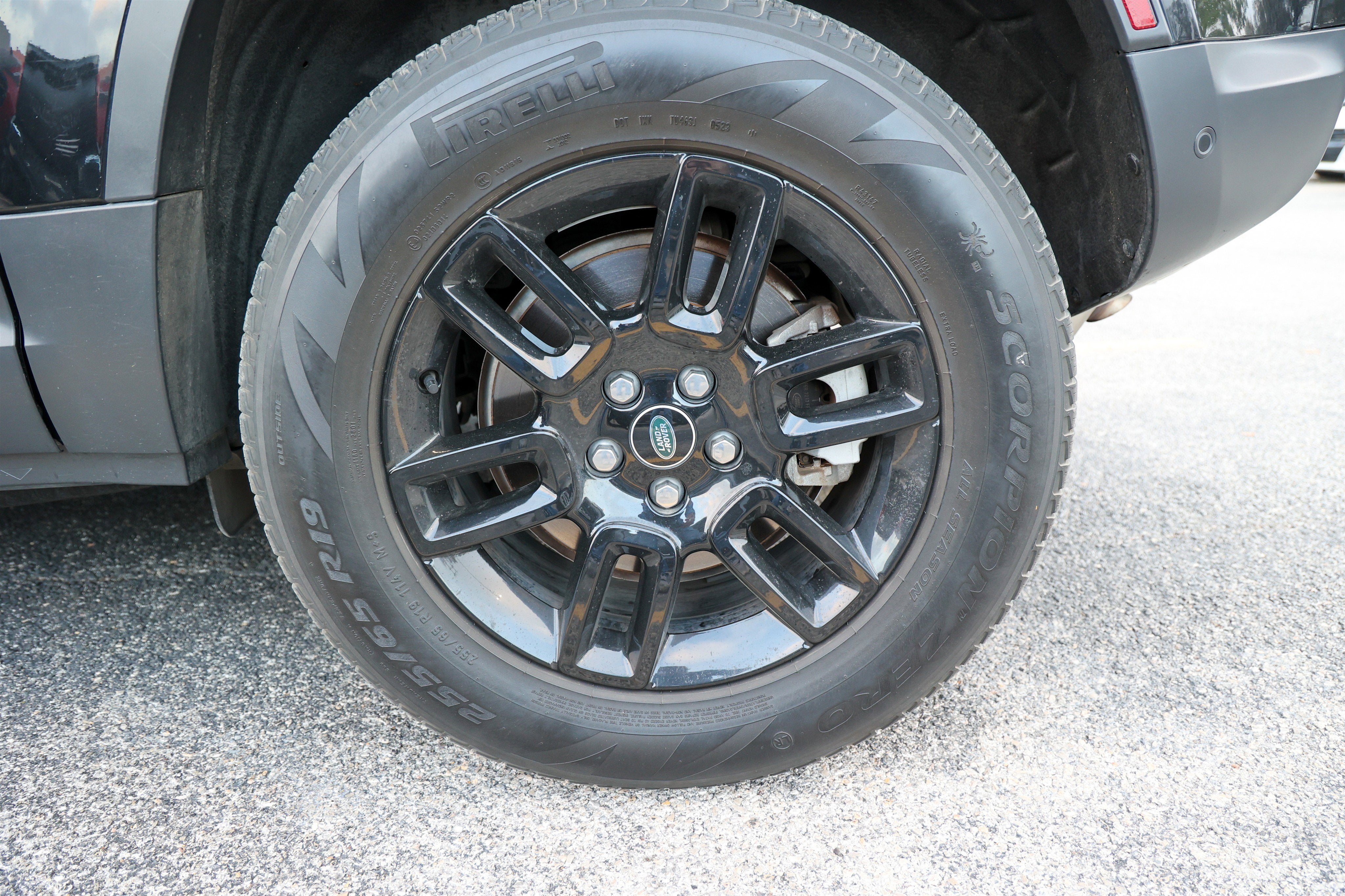 2023 Land Rover Defender SE