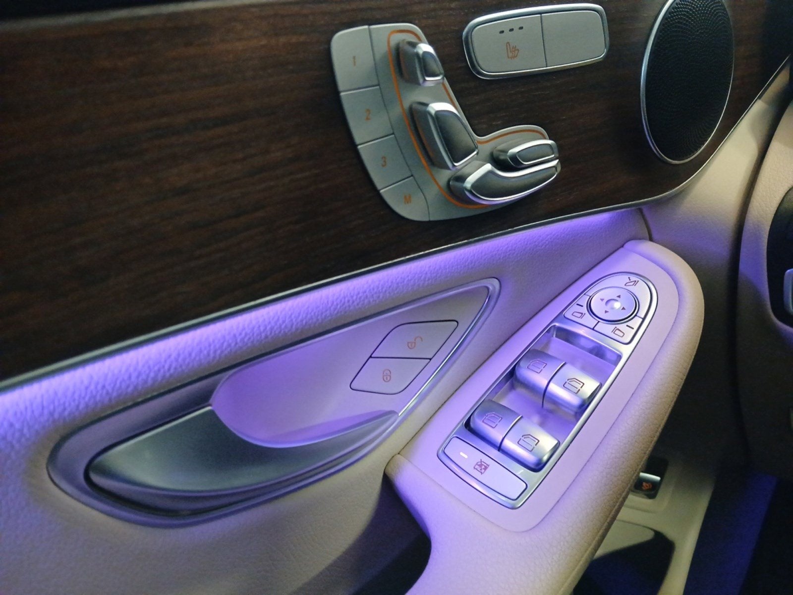 2021 Mercedes-Benz GLC 300 W/ PANORAMA SUNROOF & AMBIENT LIGHTING