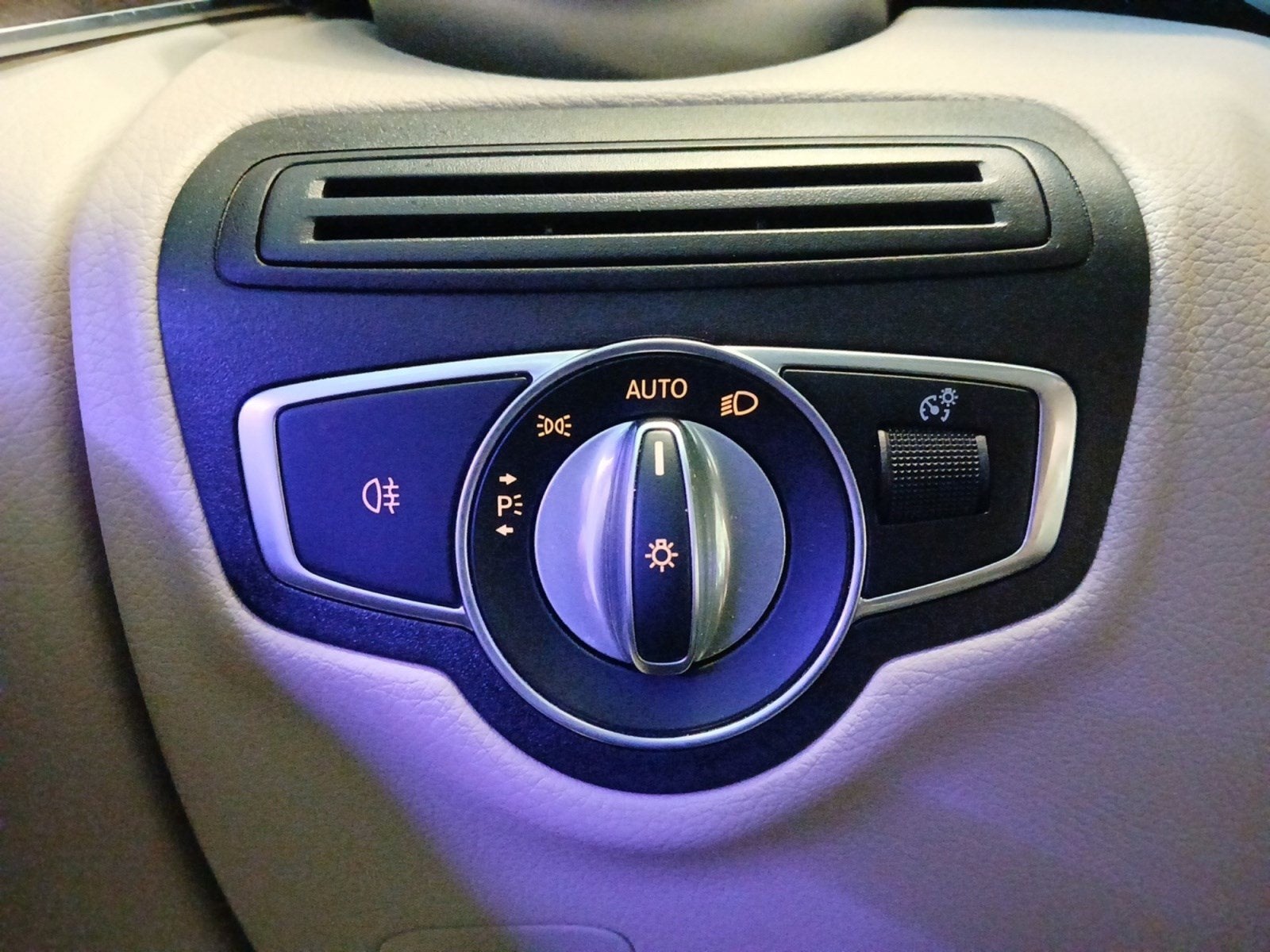 2021 Mercedes-Benz GLC 300 W/ PANORAMA SUNROOF & AMBIENT LIGHTING